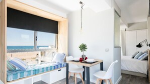 Atic blau con terraza y vistas al mar | Sala de estar | Televisión de pantalla plana de 22 pulgadas con canales por satélite