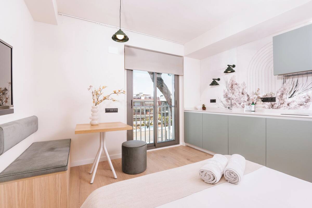 Studio económico sin terraza | Két bảo mật tại phòng, bàn, khu vực làm việc phù hợp cho laptop 