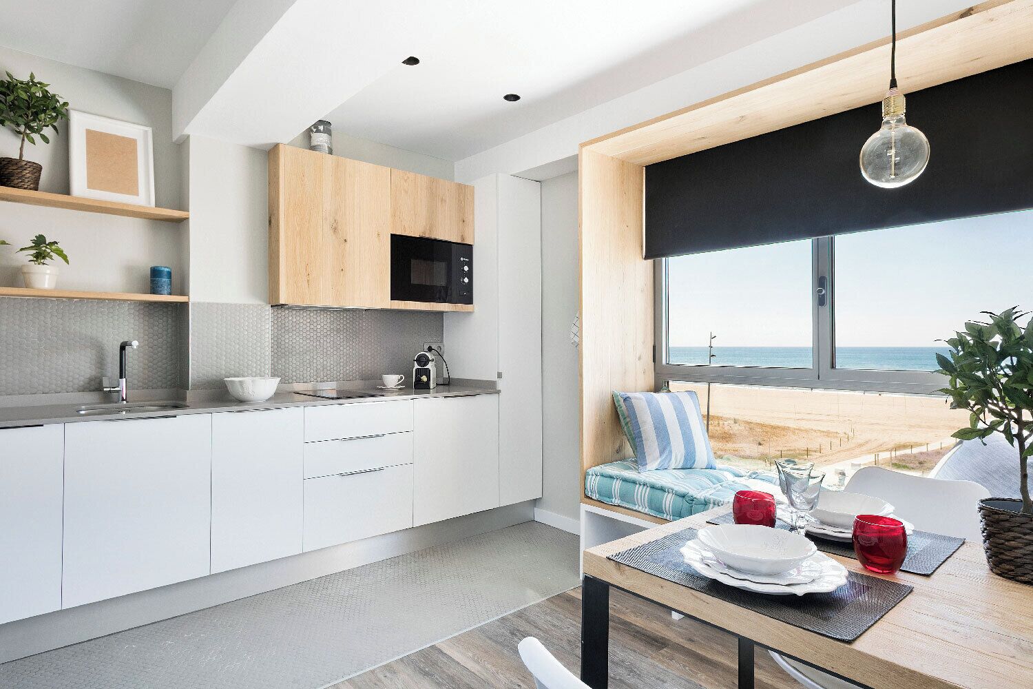 Atic blau con terraza y vistas al mar | ครัวส่วนตัว | ตู้เย็นขนาดใหญ่, ไมโครเวฟ, เตาประกอบอาหาร, เครื่องชงกาแฟเอสเปรสโซ