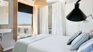 Atic blau con terraza y vistas al mar | Caja fuerte, escritorio, espacio para trabajar con un portátil