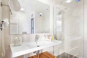 Lejlighed - 1 soveværelse - terrasse - delvis havudsigt (2 adults) | Badeværelse | Gratis toiletartikler, hårtørrer, bidet, håndklæder