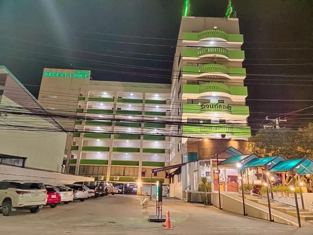 Un edificio de varios pisos con un letrero que dice 'Regent Lodge' y 'Southeast', indicando un hotel o establecimiento de hospedaje.