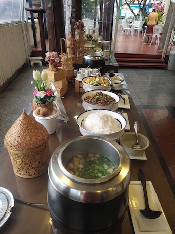 Daily buffet breakfast for a fee. Regent Lodge Lampang