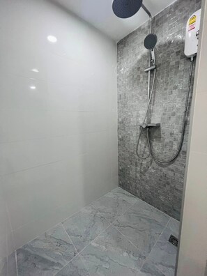 Chuveiro, produtos de toalete grátis, secador de cabelo 