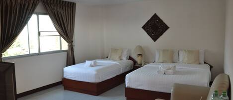 Deluxe Triple Room | Minibar, individually decorated, desk, free WiFi