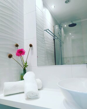 シャワー、ヘアドライヤー、タオル