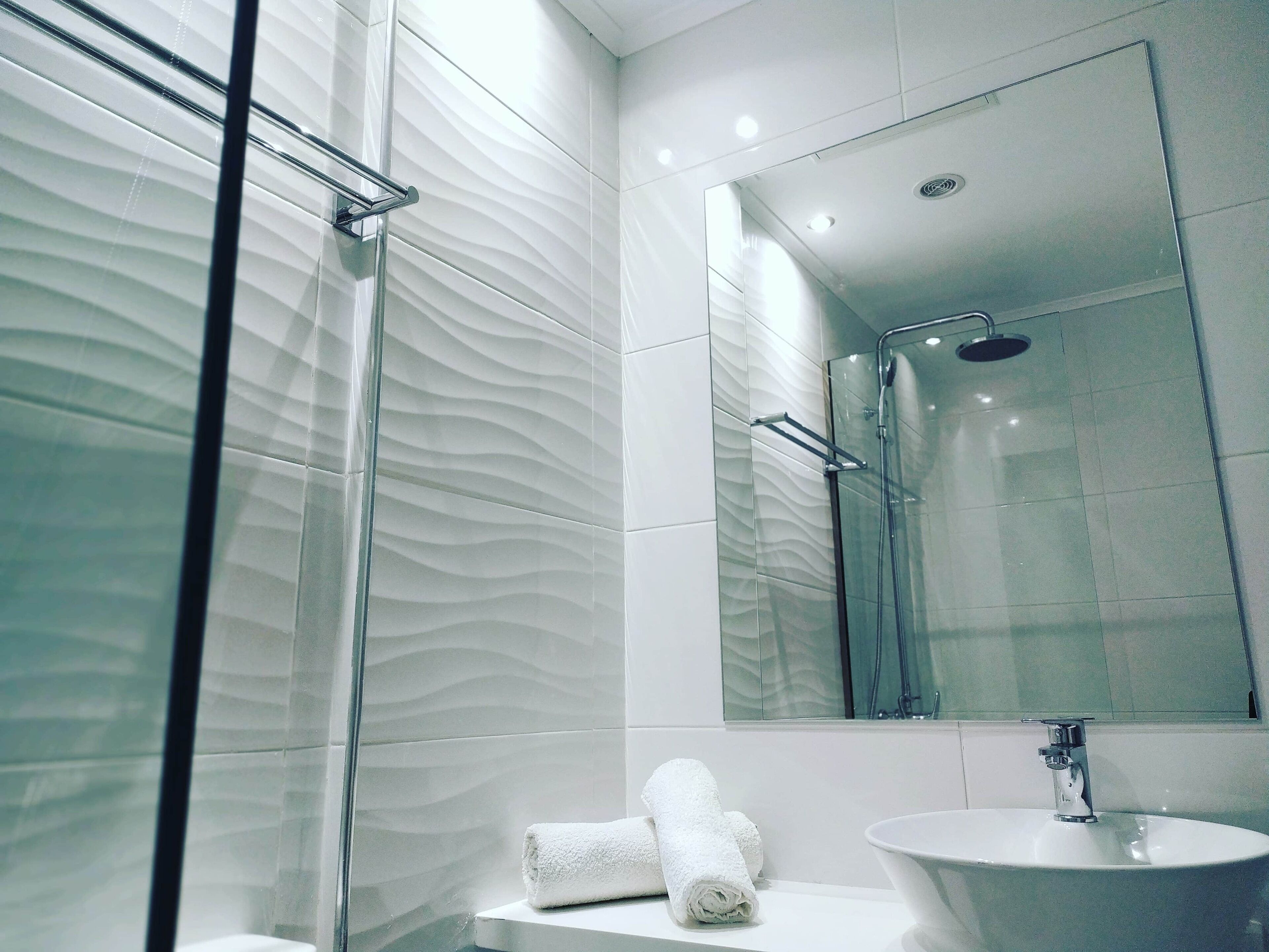 Buồng tắm vòi sen, máy sấy tóc, khăn tắm 