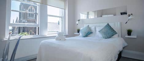 Escritorio, sistema de insonorización y tabla de planchar con plancha