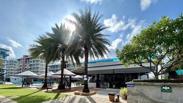 2 restaurants, spécialités Cuisine internationale