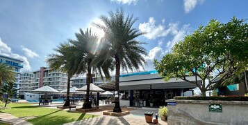 2 restaurantes; se sirve desayuno, almuerzo, cena y brunch