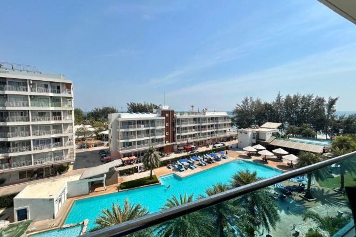 Pool | Outdoor pool, sun loungers