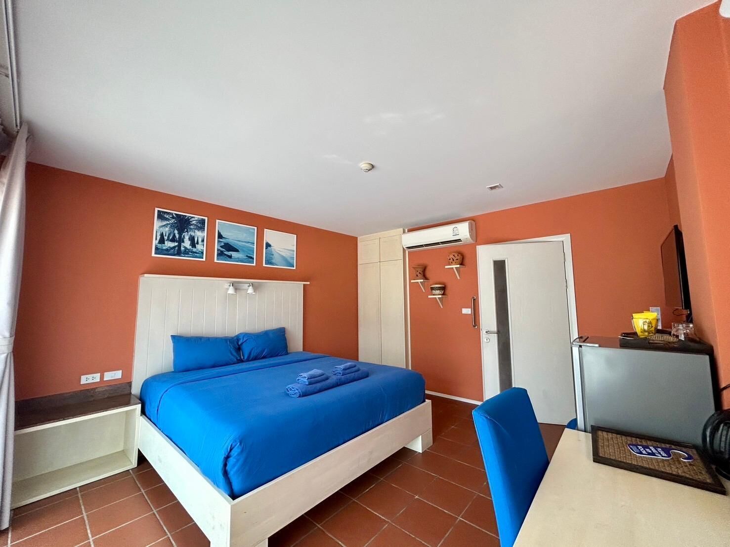 Caja de seguridad en la habitación, escritorio y cortinas blackout 