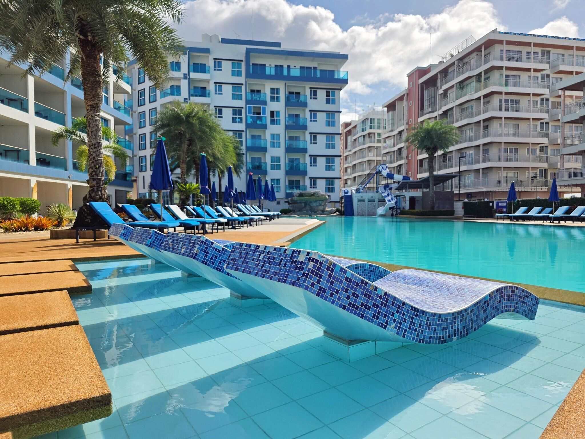 Piscine extérieure, chaises longues