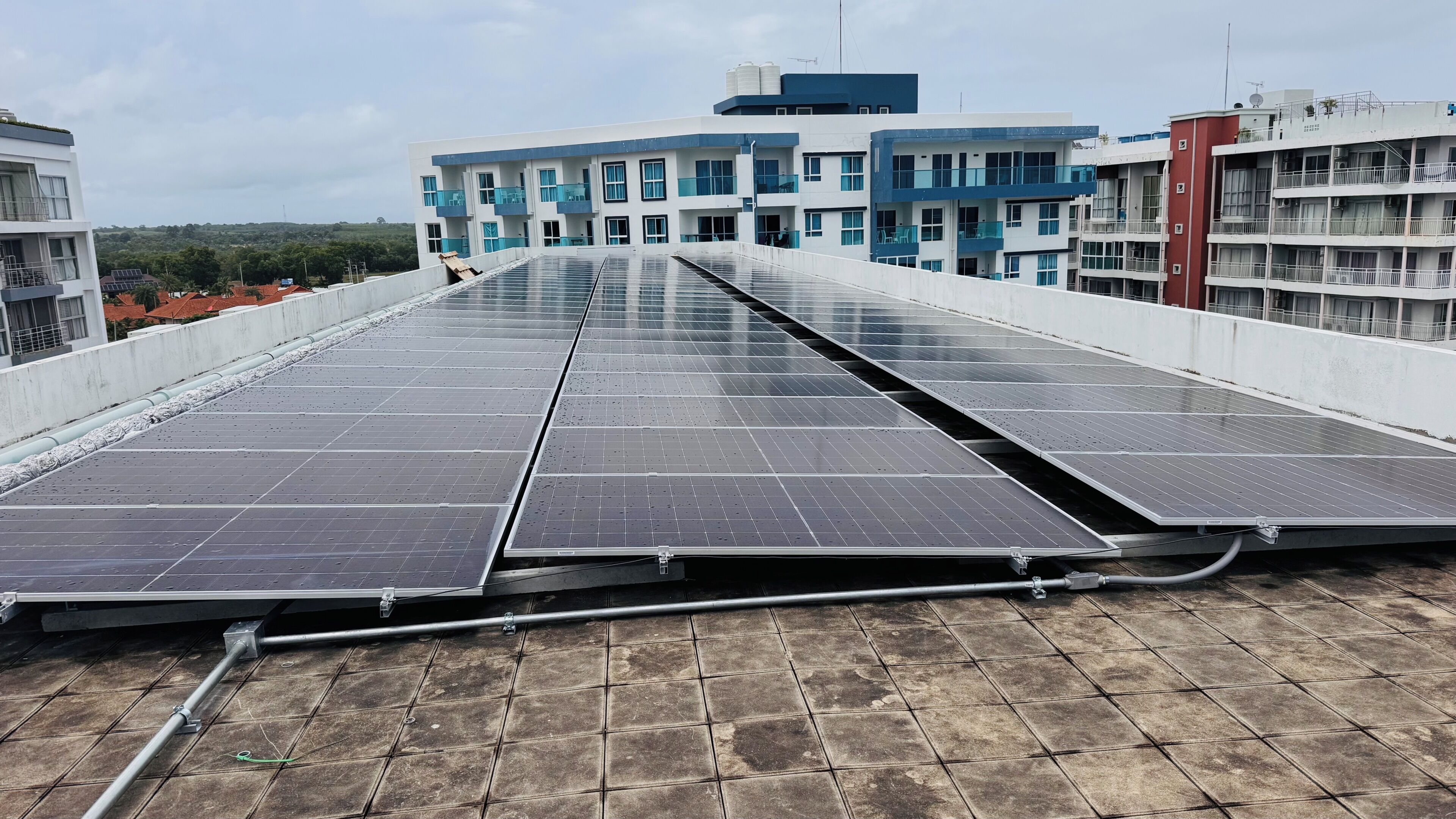 Solarmodule auf einem Dach mit Blick auf moderne Gebäude.