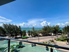 Penthouse | Balcony - GrandBlue Resort (Klaeng)
