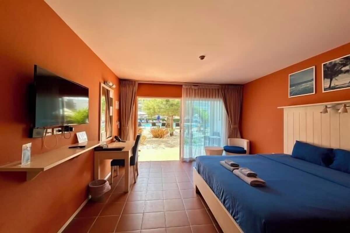 1 bedroom, in-room safe, desk, blackout curtains
