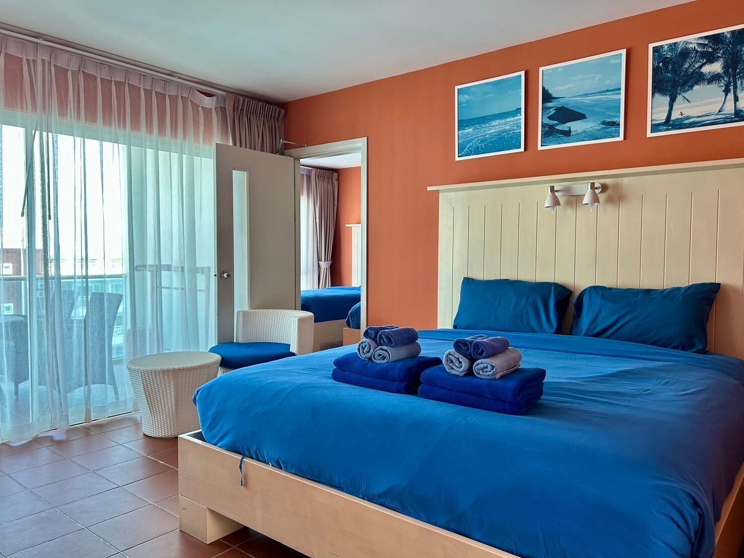 Caja de seguridad en la habitación, escritorio y cortinas blackout 