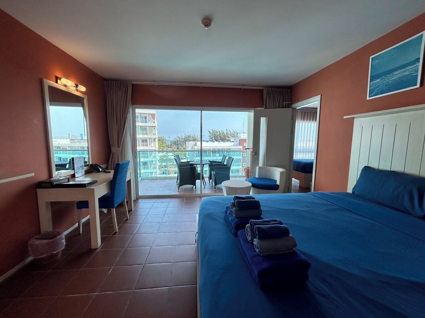 خزنة داخل الغرفة ومكتب وستائر تعتيم وتجهيزات عازلة للصوت