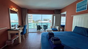 Family Room 4 Persons | Caja de seguridad en la habitación, escritorio y cortinas blackout