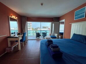 Family Room 4 Persons | Safe på rommet, skrivebord, blendingsgardiner og lydisolert