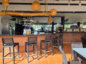 Bar tepi kolam renang