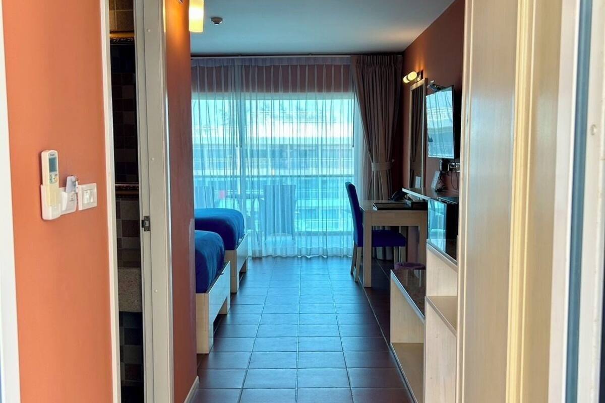 deluxe twin room | 1 bedroom, in-room safe, desk, blackout curtains
