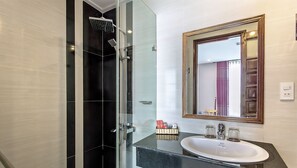 Premier Twin Room | Bathroom | Shower, free toiletries, hair dryer, slippers - TRIIP Red Diamond (Da Nang)