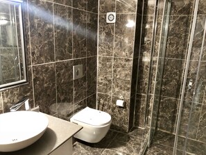 Tremannsrom – standard, byutsikt | Bad | Dusj, regndusjhode, designertoalettartikler og hårføner