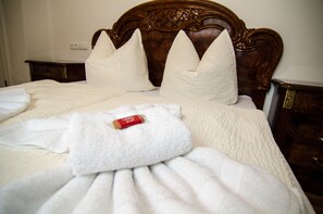 Chambre Double | Bureau, lits bébé (en supplément), lits pliants/supplémentaires