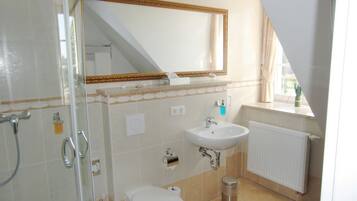Eenpersoonskamer | Badkamer | Een douche, gratis toiletartikelen, een haardroger, handdoeken