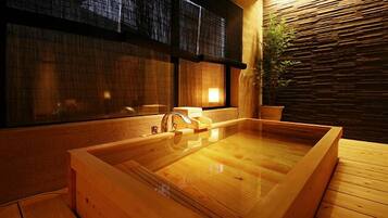 Suite (with open air bath, NAGOMI) | Baignoire relaxante profonde