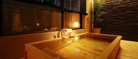 Deep-soaking bathtub