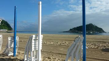 Accommodatie ligt op het strand, wit zand