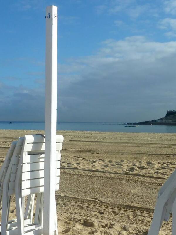 En la playa, arena blanca