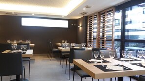 S'hi serveixen dinars, sopars i plats de cuina local