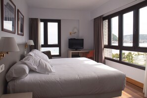Quarto duplo, vista para o mar | Cofres nos quartos, escrivaninha, ferros/tábuas de passar roupa