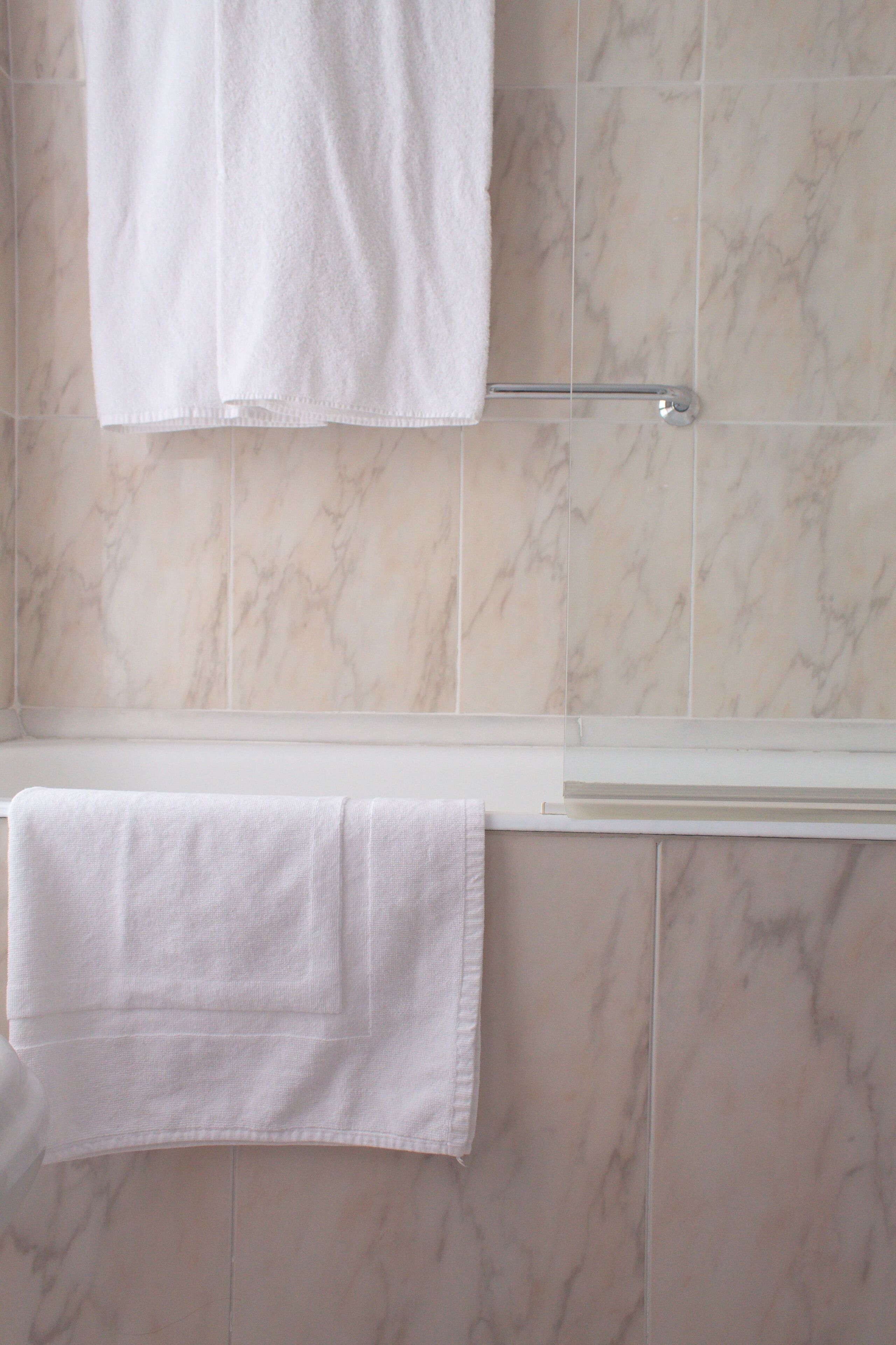 twin room, sea view | bathroom | combined shower/bathtub, free toiletries, hair dryer, bidet