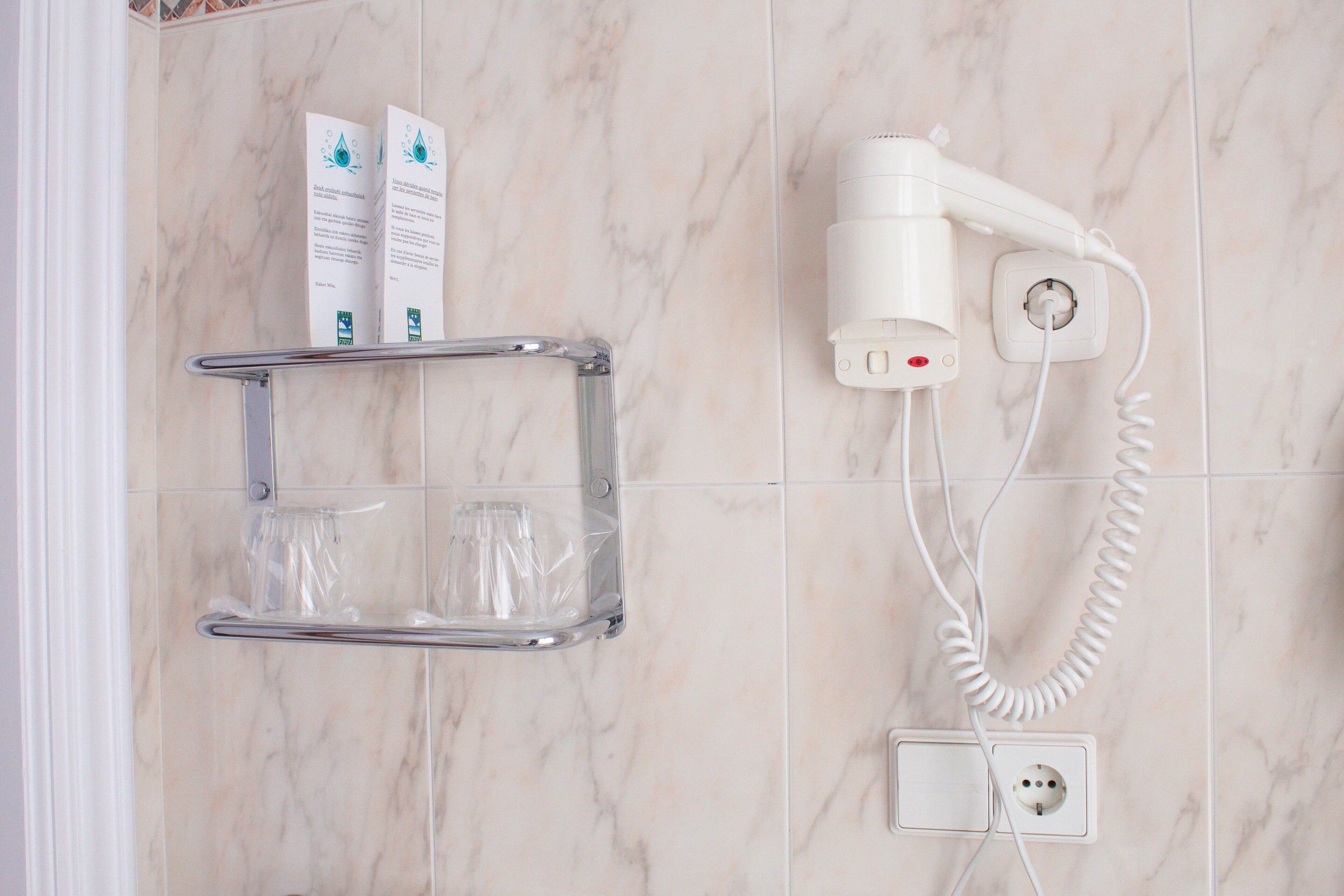 combined shower/bathtub, free toiletries, hair dryer, bidet