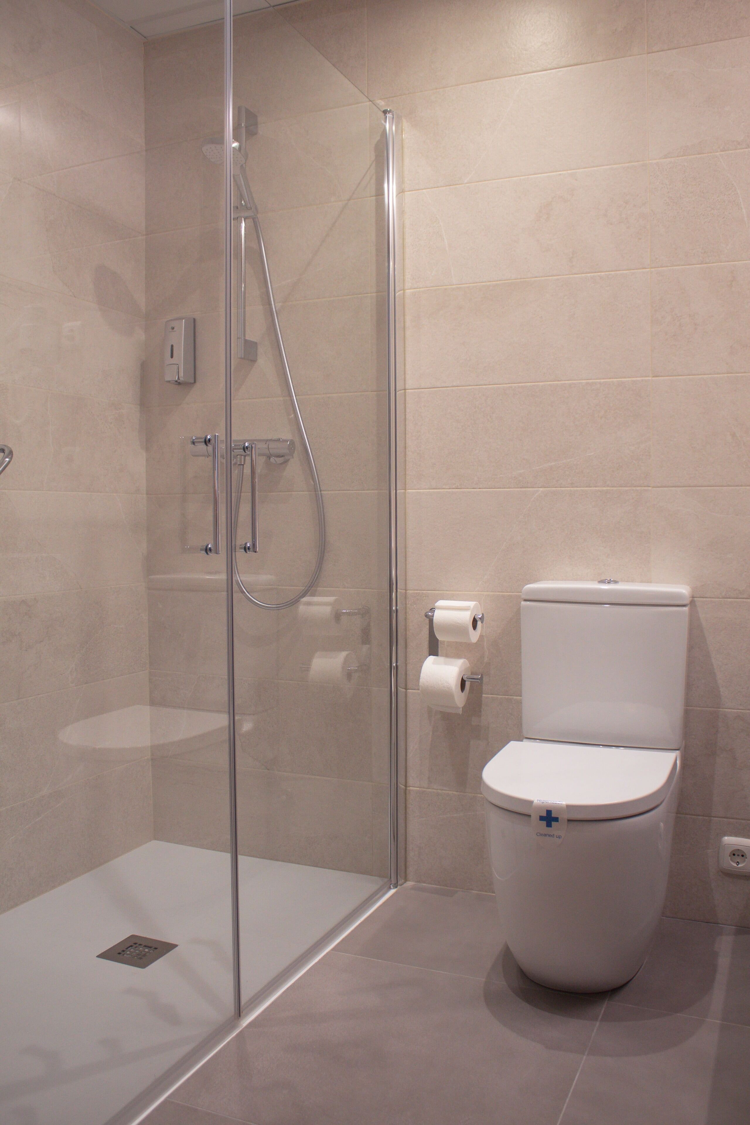 double or twin room | bathroom | combined shower/bathtub, free toiletries, hair dryer, bidet