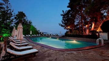 Ulkouima-allas, aurinkovarjoja, aurinkotuoleja