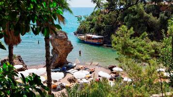 Plage privée, chaises longues, parasols, serviettes de plage