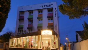 A multi-story building with a sign reading "Savary Hotel". - Hôtel Savary (La Rochelle)