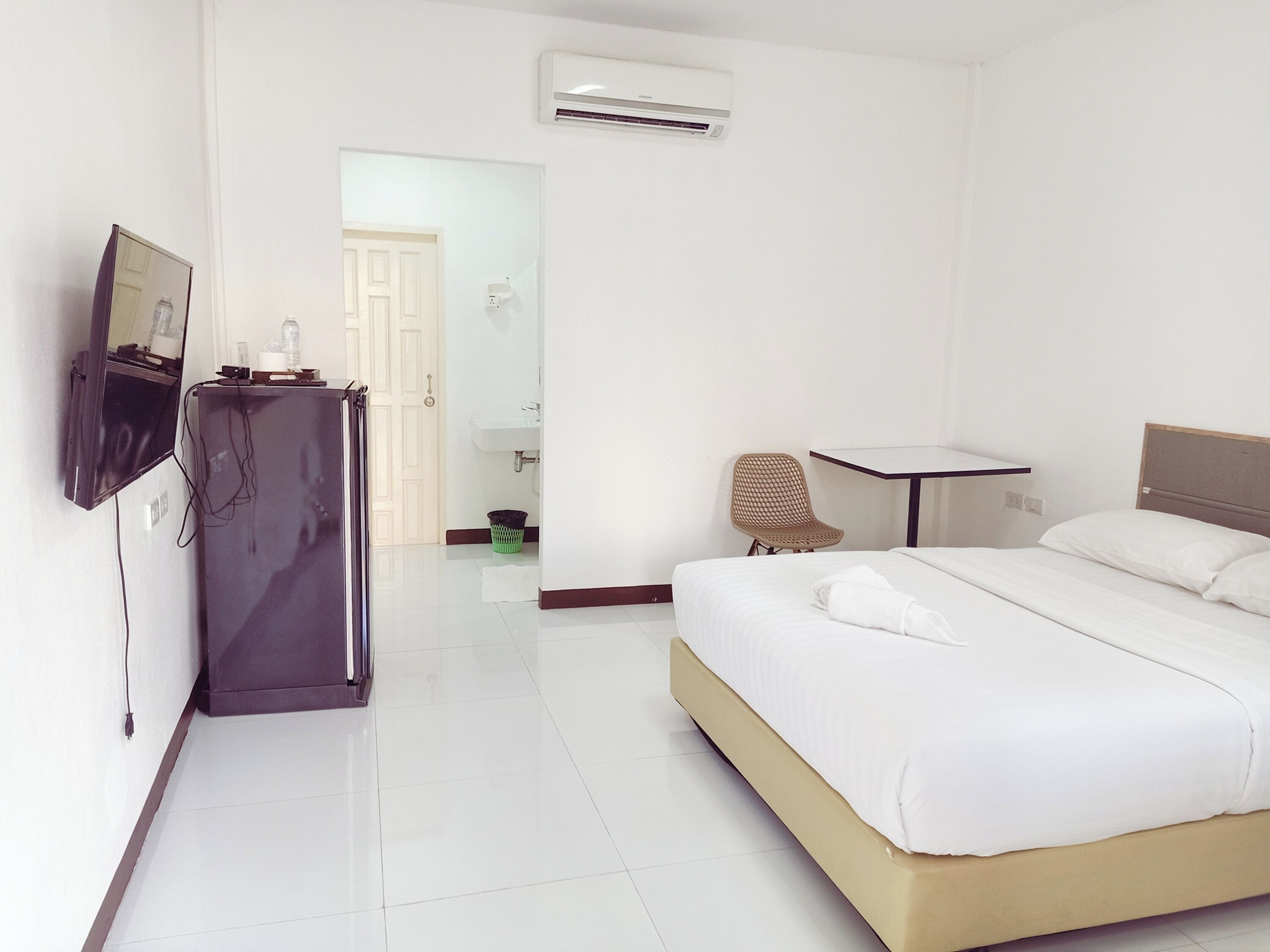 Double Room | Desk, free WiFi, bed sheets