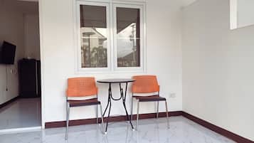 Twin Room | Desk, free WiFi, bed sheets