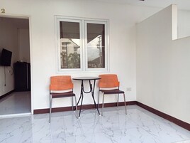 Escritorio, wifi gratis y ropa de cama 