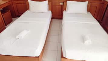 Twin Room | Desk, free WiFi, bed sheets