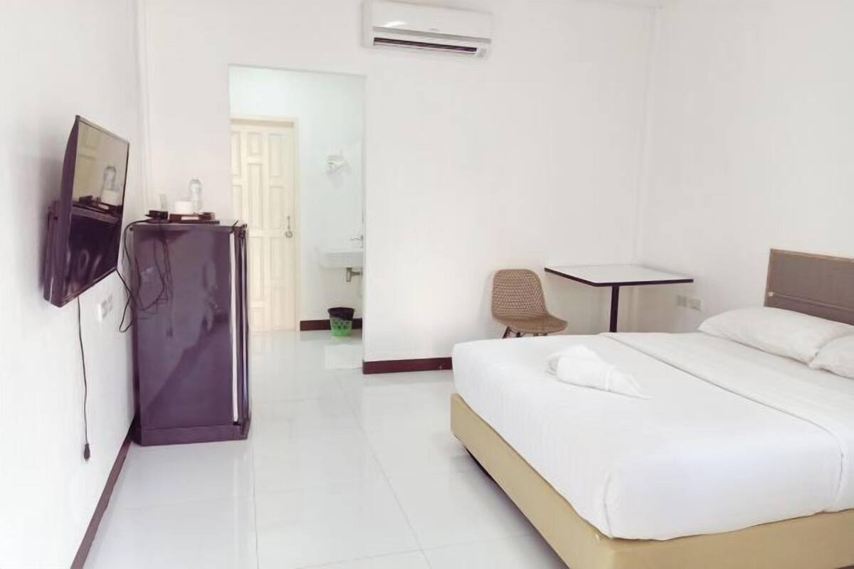 Desk, free WiFi, bed sheets