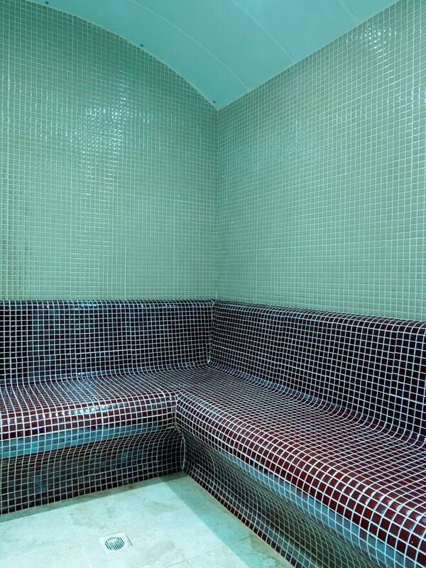 Een sauna, een Turks bad/hammam, lichaamsbehandelingen