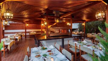 2 restaurants, spécialités Cuisine internationale