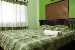 Standard Fan Room, 1 Queen Bed | Bureau, Wi-Fi gratuit